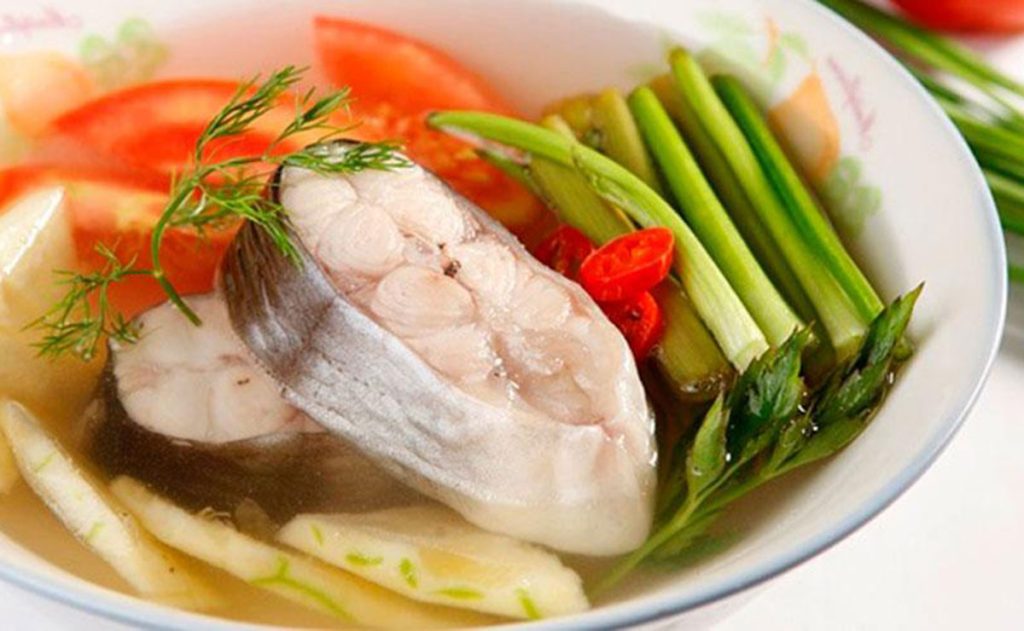 Chuẩn Bị Nguyên Liệu Hoàn Hảo Cho Món Canh Chua Cá Ngừ