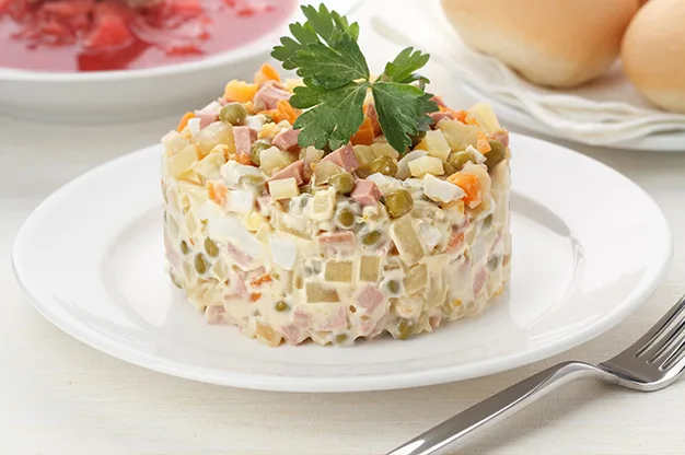 Hướng Dẫn Chi Tiết Cách Làm Salad Nga Đơn Giản Tại Nhà