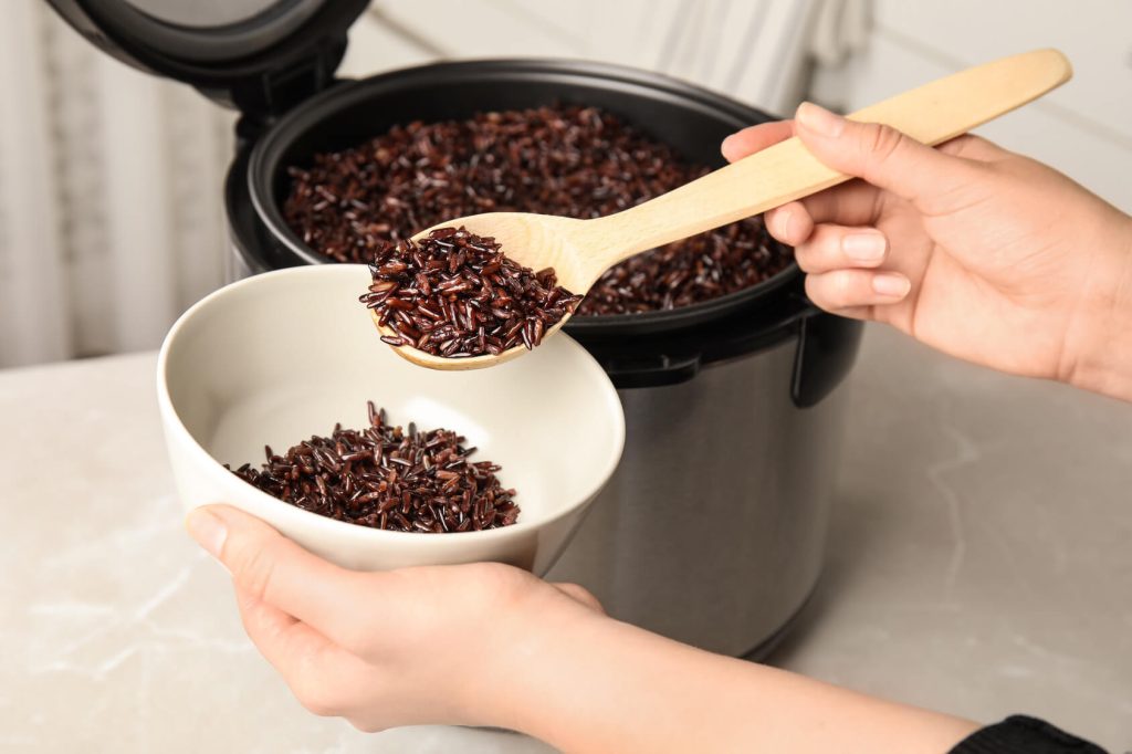 Hướng dẫn chi tiết cách nấu cơm gạo lứt bằng nồi cơm điện