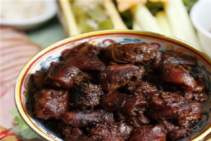 Thịt Mèo Nấu Rựa Mận – Hương Vị Nồng Ấm Khó Cưỡng
